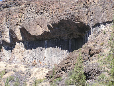 Welded ash overhanging columnar basalt